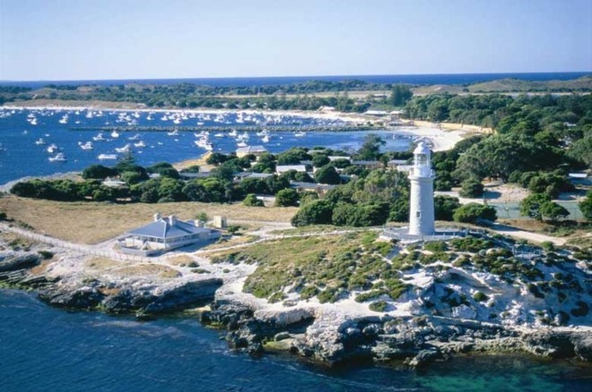 Rottnest Island invaded by powerboats © SW